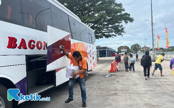Thumbnail Berita - H-2 Lebaran, Kernet Bus Malang-Surabaya Keluhkan Sepi Penumpang