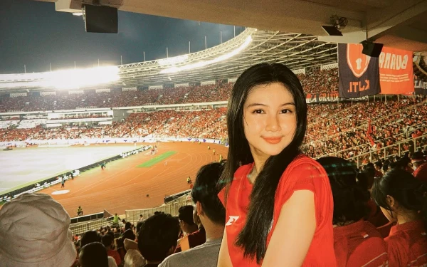 Thumbnail Ini merupakan pertama kali penyanyi Jkt 48 Anindya Ramadhani nonton timnas di GBK. (Foto: Instagram @jkt48.anindya)