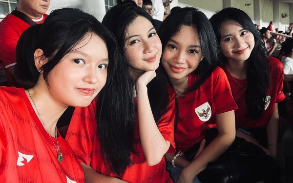 Thumbnail Tidak hanya sendirian, penyanyi Jkt 48 Anindya Ramadhani nonton Timnas bersama teman-temannya (Foto: Instagram @jkt48.anindya)