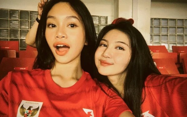 Thumbnail Penyanyi Jkt 48 Anindya Ramadhani nampak sumringah dengan menulis captions first stadium experience unlocked! didn’t know I needed this kinda chaos and euphoria in my life. BRB, still screaming. (Foto: Instagram @jkt48.anindya)