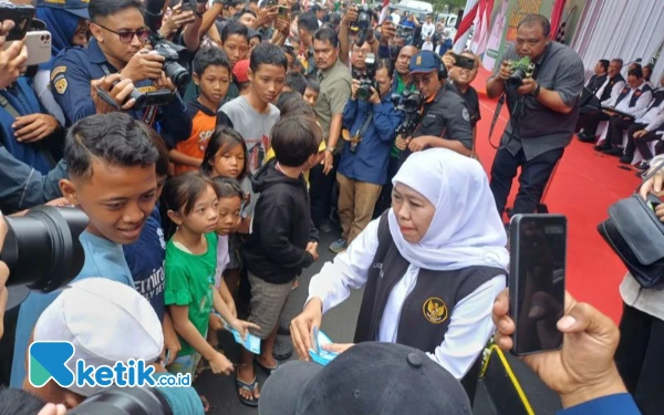 Thumbnail Berita - Khofifah Bagi-Bagi THR Buat Anak-Anak Sebelum Lepas Mudik Gratis 2025