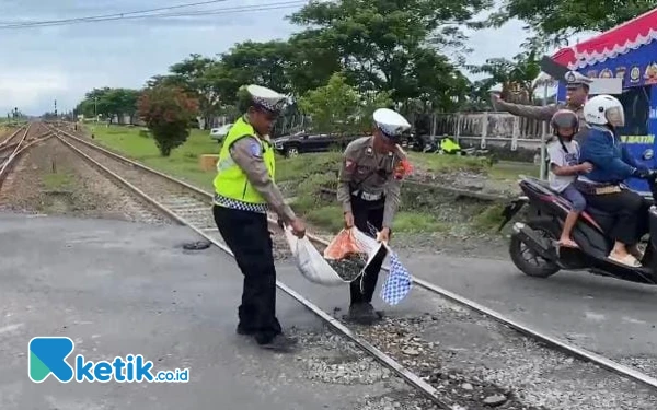 Polresta Cilacap Perbaiki Perlintasan Kereta Api Randegan Demi Keamanan Pemudik Lebaran
