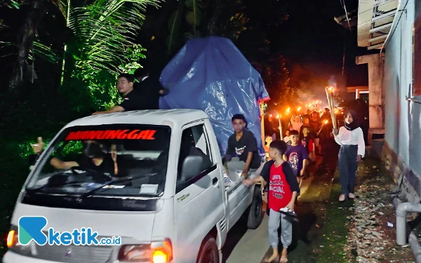 Thumbnail Berita - Takbir Keliling di Pacitan: Sound Horeg Diangkut Roda Empat, Langit Berkilau Kembang Api