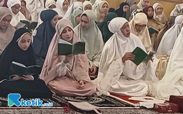 Thumbnail Berita - 45 Ribu Jemaah Padati Ibadah Salat Id di Masjid Agung Surabaya