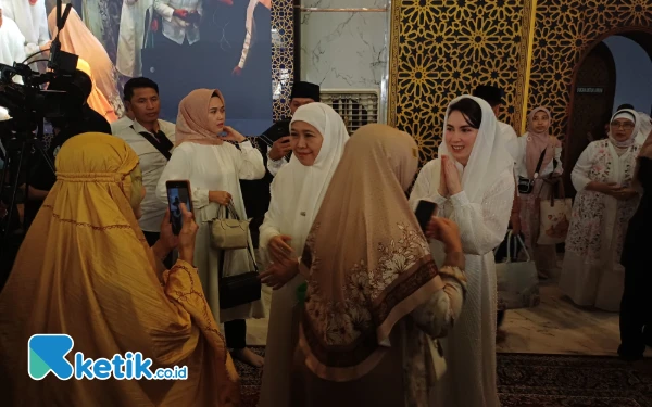 Thumbnail Berita - Jemaah Berebut Salaman dan Swafoto dengan Gubernur Khofifah di Masjid Nasional Al Akbar Surabaya
