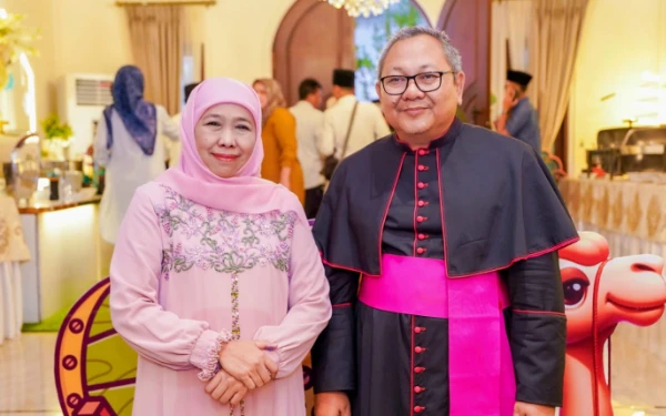 Thumbnail Berita - Silaturahmi Kebangsaan, Uskup Surabaya RD Agistinus Hadiri Open House di Rumah Khofifah