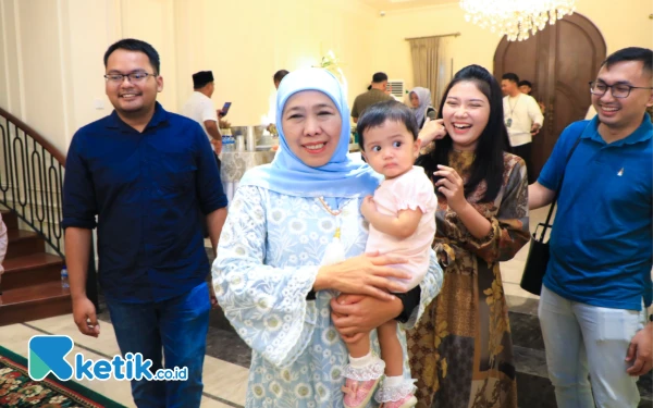 Thumbnail Berita - Gelar Open House Selama Tiga Hari, Khofifah Rasakan Kedekatan dengan Warga, Pedagang Kebanjiran Rezeki
