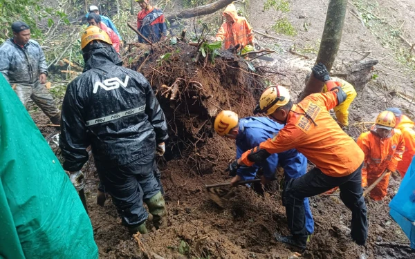 Thumbnail Berita - Longsor Cangar, Jenazah Sopir Mini Bus Ditemukan