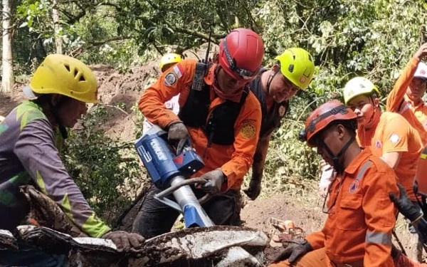 Thumbnail Berita - Longsor Cangar Tewaskan 10 Orang, Ini Tanggapan Gubernur Khofifah