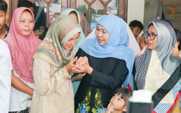 Thumbnail Berita - Gubernur Khofifah Serahkan Santunan Rp100 Juta untuk Korban Longsor Cangar