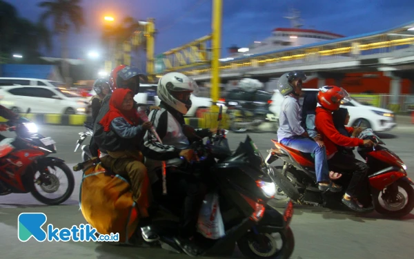 Thumbnail Pemudik roda dua untuk masuk ke kapal di Pelabuhan Bakauheni, Lampung Selatan, Lampung, Sabtu, 5 April 2025. Diperkiran puncak arus mudik di Pelabuhan Bakauheni pada H+5 terjadi pada malam ini. Sementara Berdasarkan data Angkutan Sungai, Danau, dan Penyeberang (ASDP) , sebanyak 89.762 pemilir serta 100.404 unit kendaraan roda dua dan 137.035 kendaraan roda empat telah kembali menyeberang menuju Pelabuhan Merak, Banten. Wahyu Rahmanto/Ketik.co.id