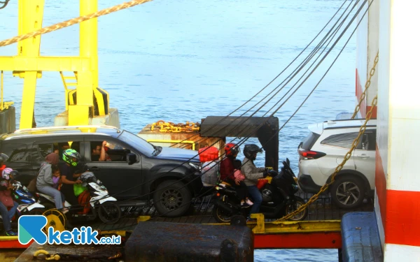 Thumbnail Kendaraan mobil dan motor memasuki kapal untuk menyebrang ke Pelabuhan Merak, Banten dalam arus balik lebaran 2025 di Pelabuhan Bakauheni, Lampung Selatan, Lampung, Sabtu, 5 April 2025. Puncak arus balik H+5 di perkiraan akan terjadi malam di Pelabuhan Bakauheni. data Angkutan Sungai, Danau, dan Penyeberang (ASDP) , sebanyak 89.762 pemilir serta 100.404 unit kendaraan roda dua dan 137.035 kendaraan roda empat telah kembali menyeberang menuju Pelabuhan Merak, Banten. Wahyu Rahmanto/Ketik.co.id