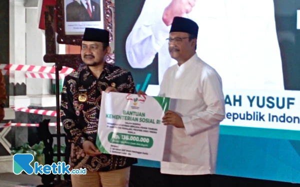 Thumbnail Berita - Mensos Serahkan Santunan Korban Pohon Tumbang saat Salat Id di Pemalang