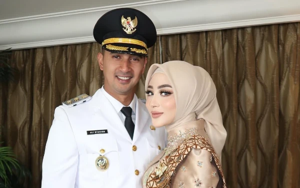 Thumbnail Artis Ali Syakieb dan Margin Winaya Hermawan yang akrab disapa Margin Wieheerm lakukan sesi pemotretan. (Foto: Instagram @marginw)