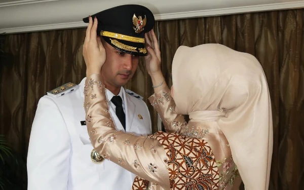 Thumbnail Sementara itu Margin Wieheerm nampak merapihkan topi yang dikenakan oleh Ali Syakieb. (Foto: Instagram @marginw)
