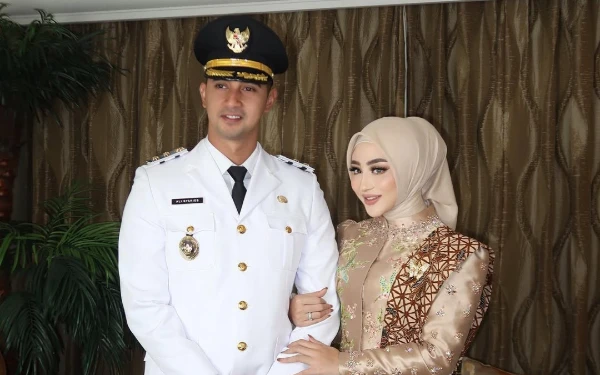 Thumbnail Diketahui Ali Syakieb adalah Wakil Bupati Kabupaten Bandung yang juga suami dari Margin Wieheerm. (Foto: Instagram @marginw)