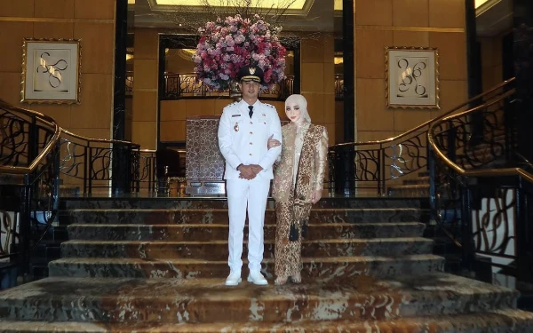 Thumbnail Depan sebuah gedung Ali Syakieb dan Margin Wieheerm terlihat akan mengikuti sebuah acara. (Foto: Instagram @marginw)