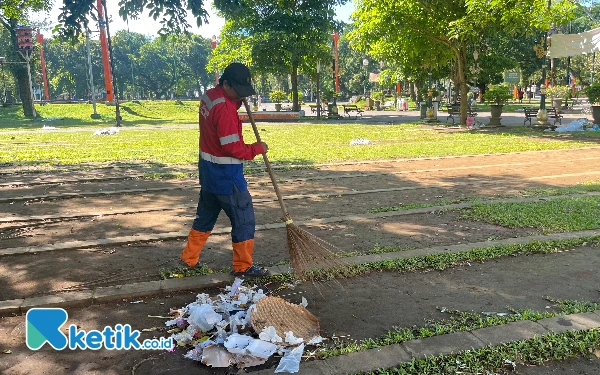 Thumbnail Berita - Alun-Alun Merdeka Malang Dihantui Sampah dan Bau Tak Sedap, Warga Tak Nyaman
