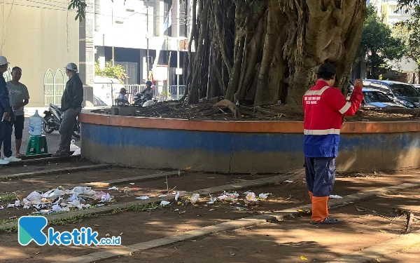 Thumbnail Berita - Alun-Alun Merdeka Malang 'Dikepung' Sampah Usai Libur Lebaran, Petugas Kewalahan