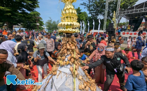 Festival Kupat Lepet Meriahkan Tradisi Syawalan di Jepara, Ribuan Warga Berebut Gunungan