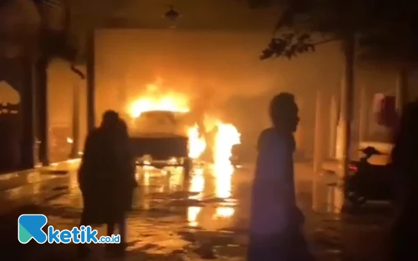 Thumbnail Berita - OTK Diduga Bakar 2 Mobil dan 2 Motor Milik Mantan Tim Sukses Bupati Sampang