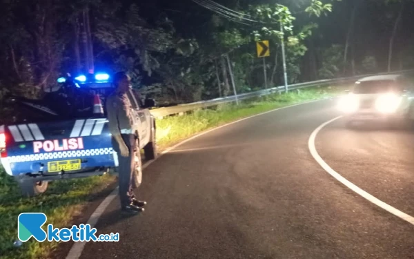 Thumbnail Berita - Adu Banteng Lawan L300, Pemotor Patah Tulang di Tikungan Tegalombo Pacitan