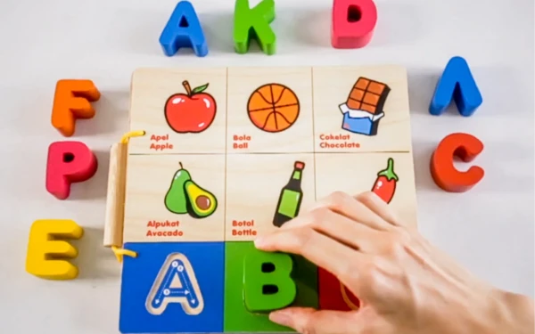 Thumbnail Berita - Belajar Alfabet Jadi Seru! Unesa Hadirkan Buku Kayu Bilingual untuk Si Kecil
