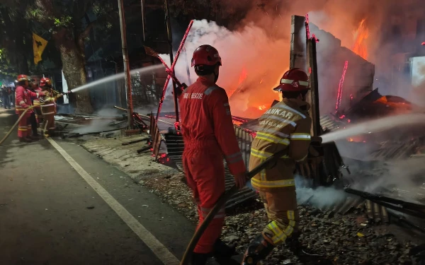 Thumbnail Berita - 5 Kios di Jalan Ki Ageng Gribig Kota Malang Ludes Terbakar, Diduga Korsleting Listrik