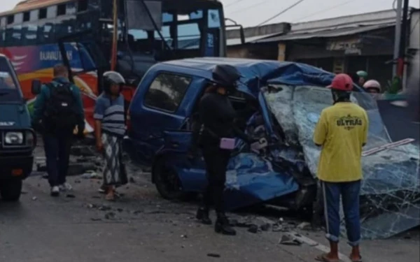 Thumbnail Berita - Kecelakaan Maut Mobil Vs Bus di Gresik, 7 Orang Tewas