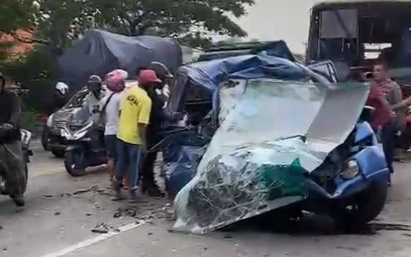 Thumbnail Berita - Niat ke Tanah Suci Berubah Duka, Calon Jemaah Umrah Tewas dalam Tabrakan Maut di Gresik