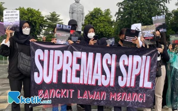 Thumbnail Berita - Meski Hujan Mengguyur, Aksi Demo Tolak Revisi UU TNI Berlangsung Damai