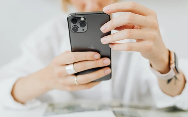 Thumbnail Berita - Marak Tren Sewa iPhone Demi Gengsi, Pakar IT Ingatkan Ancaman Keamanan Digital
