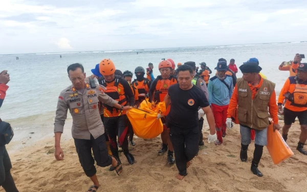 Thumbnail Berita - 1 Santri Terakhir Terseret Ombak Pantai Balekambang di Malang Ditemukan Meninggal