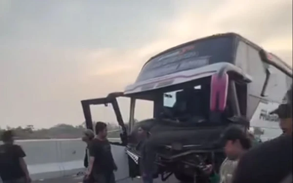 Thumbnail Berita - Bus Suporter Persebaya Kecelakaan di Tol Pekalongan, Ini Penjelasan Bonek
