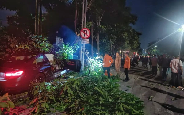 Thumbnail Berita - BMW Tabrak 3 Motor di Surabaya, 1 Tewas dan 1 WNA Prancis Terluka