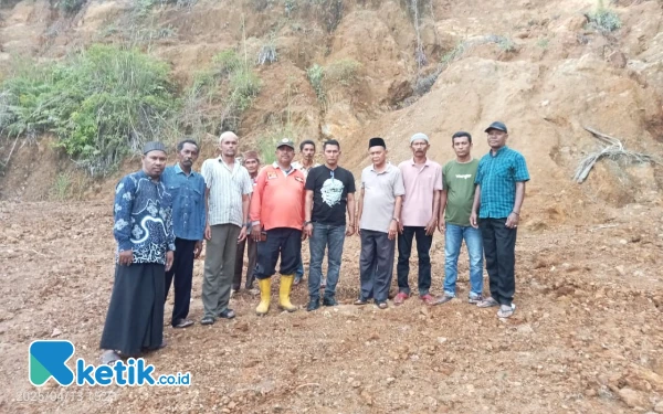 Turunkan Alat Berat, Wakil Ketua I DPRK Abdya dan BPBK Cegah Longsor di Masjid Al Ikhlas