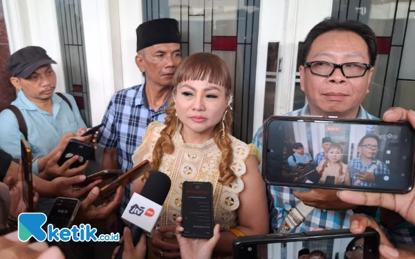 Thumbnail Berita - Jan Hwa Diana Segera Cabut Laporan Setelah Temui Cak Ji di Rumah Dinas