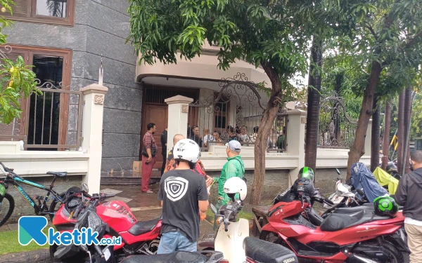 Thumbnail Berita - KPK Geledah Rumah La Nyalla Mattalitti, Begini Tanggapan Pihak Keluarga