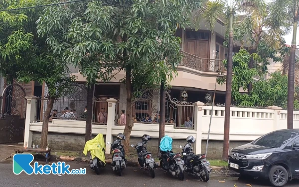 Thumbnail Berita - 15 Penyidik KPK Geledah Rumah La Nyalla, Hanya Ditemui ART dan Keamanan