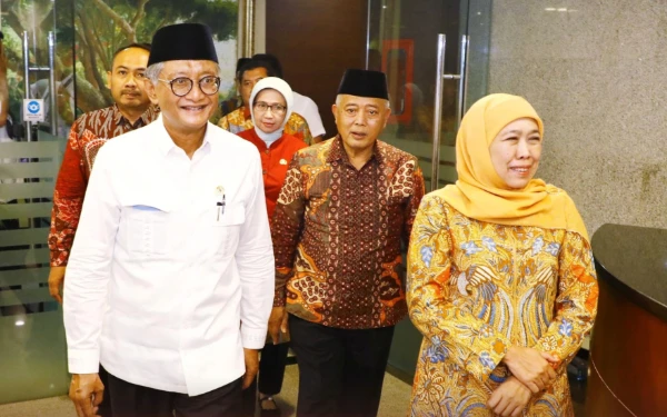 Thumbnail Berita - Dorong Peningkatan Produksi Gabah di Jatim, Khofifah Temui Menteri PU