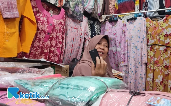 Thumbnail Berita - Pasar Online dan Cerita Pedagang di Minulyo Pacitan: Terhambat Usia dan Teknologi