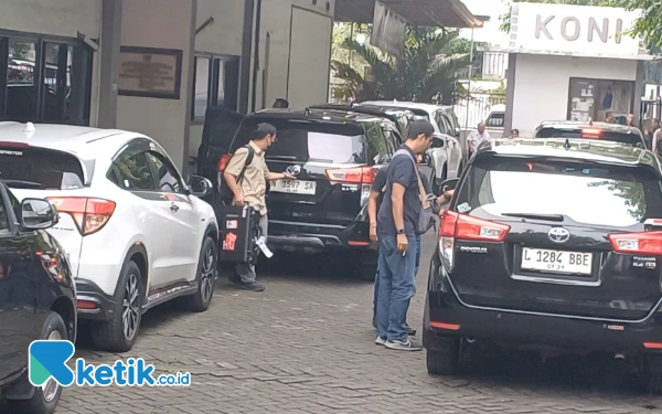 Thumbnail Berita - Penyidik KPK Amankan Sejumlah Dokumen dari Kantor KONI Jatim