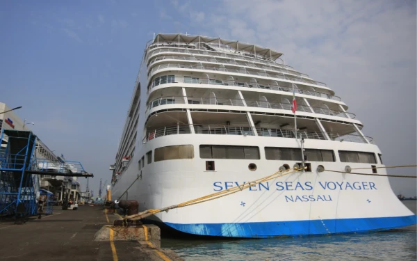 Thumbnail Berita - Surabaya Diserbu Wisatawan Asing! MV Seven Seas Voyager Kembali Berlabuh di Tanjung Perak