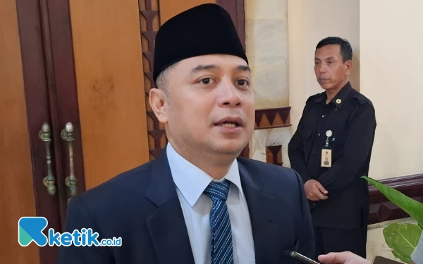 Thumbnail Berita - Wali Kota Surabaya Dorong Korban Penahanan Ijazah Tempuh Jalur Hukum