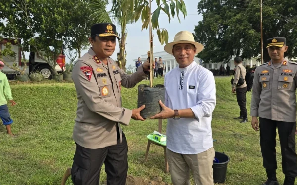 Thumbnail Berita - Arum Sabil Dampingi Kapolda Jatim Tanam Pohon Buah Nusantara