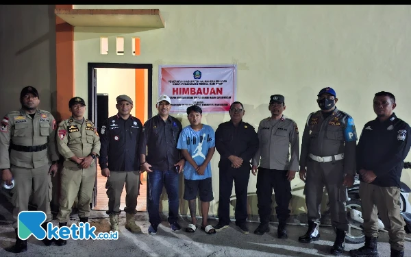 Thumbnail Satpol PP dan Dinas Penanaman Modal Penerapan Pelayanan Satu Pintu Halmahera Selatan menutup Kafe Karaoke (Bungalow 3) yang berlokasi di Desa Labuha Kecamatan Bacan. Kafe Ini ditutup karena melanggar beberapa aturan terkait izin bangunan. (Foto: Mursal Bahtiar/Ketik.co.id) (Selasa 15 April 2025).