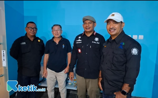 Thumbnail Penertiban di Kafe Karaoke Fortune Milik Hendrik berlokasi di Desa Tomori Kecamatan Bacan (Foto:Mursal Bahtiar/Ketik.co.id) Selasa 15 April 2025.