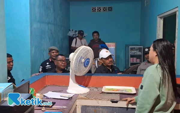 Thumbnail Penertiban di Kafe Karaoke The Foice yang berlokasi di Desa Marabose Kecamatan Bacan (Foto: Mursal Bahtiar/Ketik.co.id) Selasa 15 April 2025.