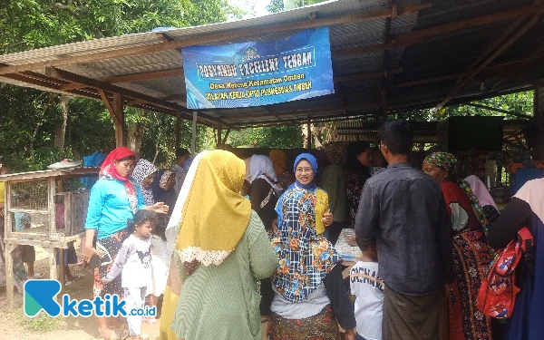 Thumbnail Kepala Puskesmas Omben drg Yunita (pakai baju warna kuning dan kerudung biru) saat menginduksi masyarakat di Posyandu Keluarga di Dusun Meteng Tengah Desa Meteng, Kecamatan Omben, Kabupaten Sampang, Rabu, 16 April 2025 (Foto: Mat Jusi/Ketik.co.id).