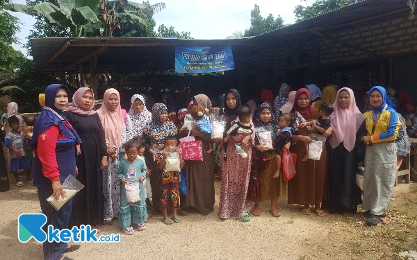 Thumbnail Kapala Puskesmas Omben drg Yunita (Sebelah Kiri) saat foto bersama setelah memberikan beras bernutrisi khusus stunting dengan ibu-ibu yang mengantarkan anaknya ke Posga di Dusun Meteng Tengah, Desa Meteng, Kecamatan Omben, Kabupaten Sampang, Rabu, 16 April 2025 (Foto: Mat Jusi/Ketik.co.id).